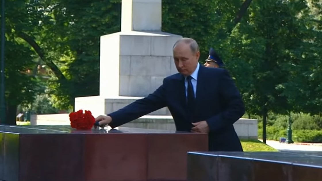 Путин возложил цветы в День памяти и скорби
