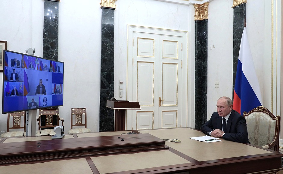 Путин провел совещание с членами Совета Безопасности