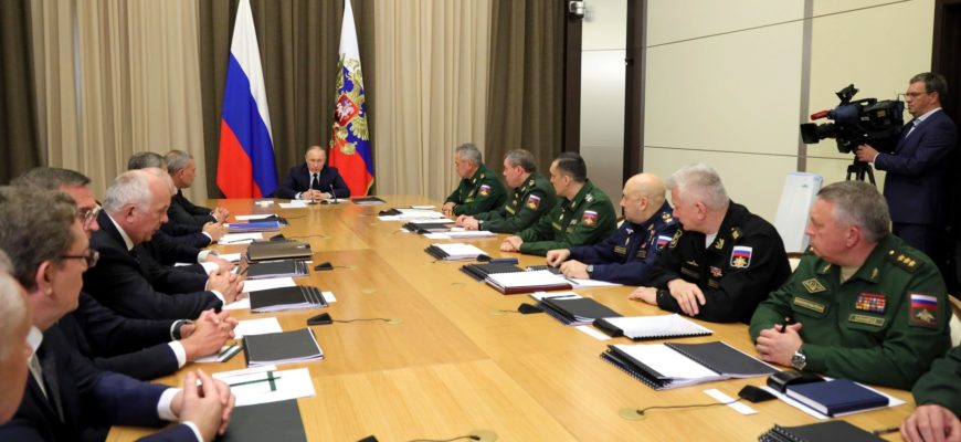 Путин провел совещание с руководством Минобороны и предприятий ОПК