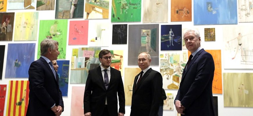 Владимир Путин посетил Дом культуры «ГЭС-2»