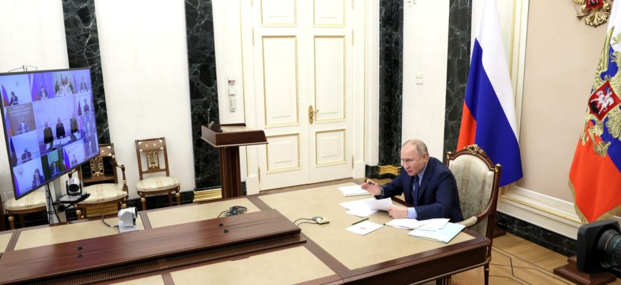 Путин провел совещание по ситуации в Кузбассе