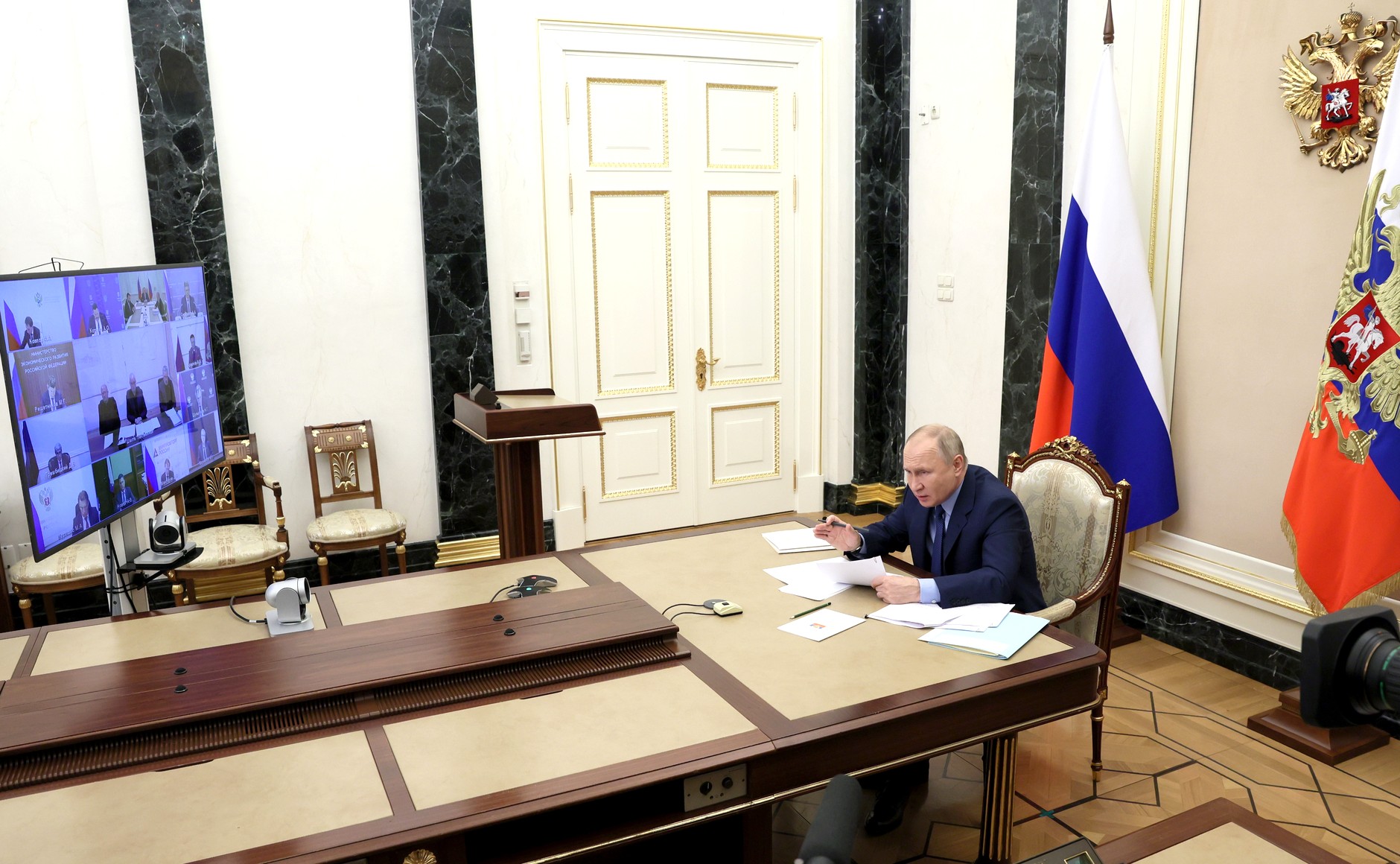 Путин провел совещание по ситуации в Кузбассе