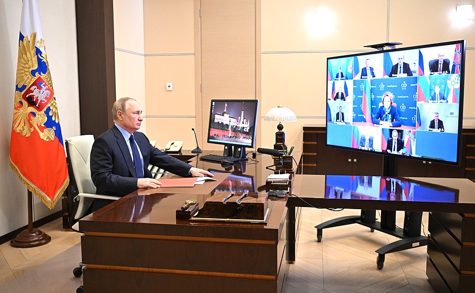 Президент России Владимир Путин провел совещание с членами Совета Безопасности.