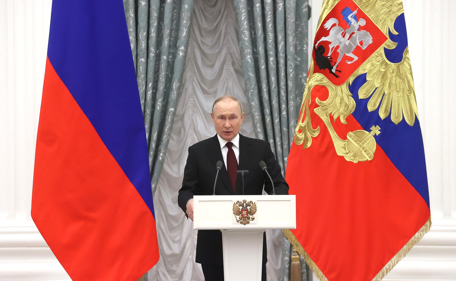 Путин вручил государственные награды
